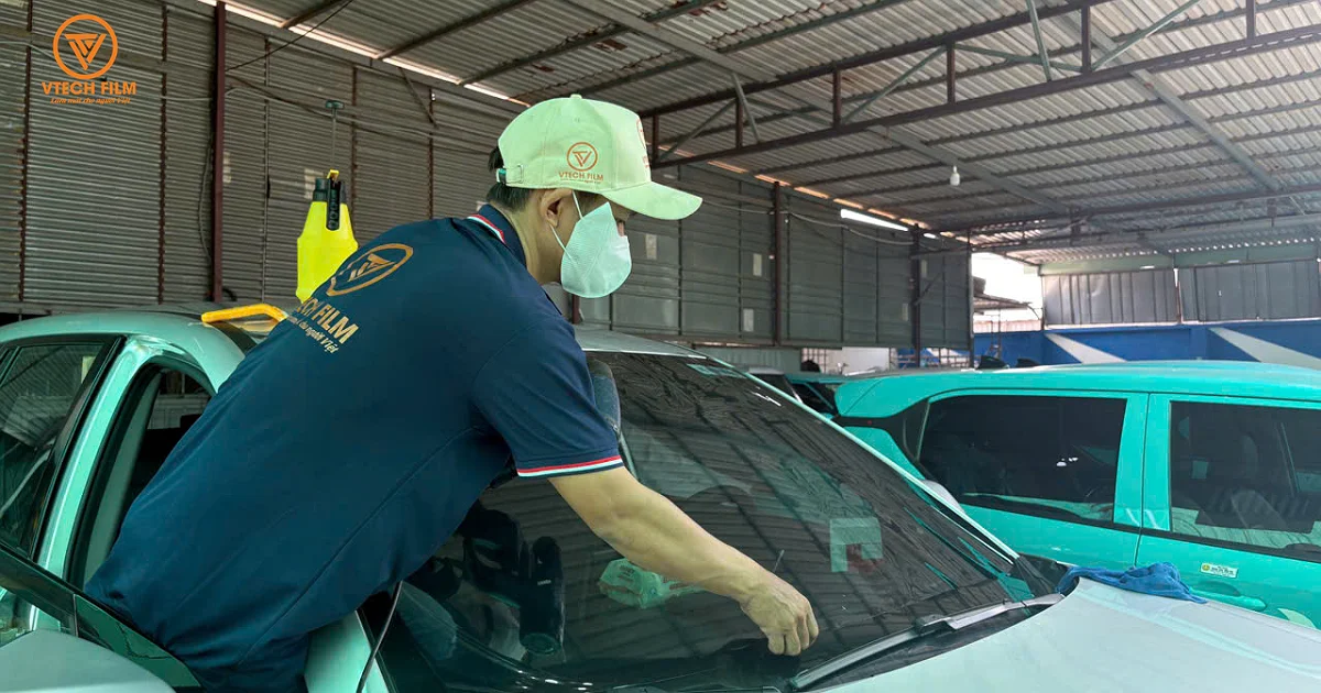 Kỹ thuật viên kiểm tra và thay phim cách nhiệt mới