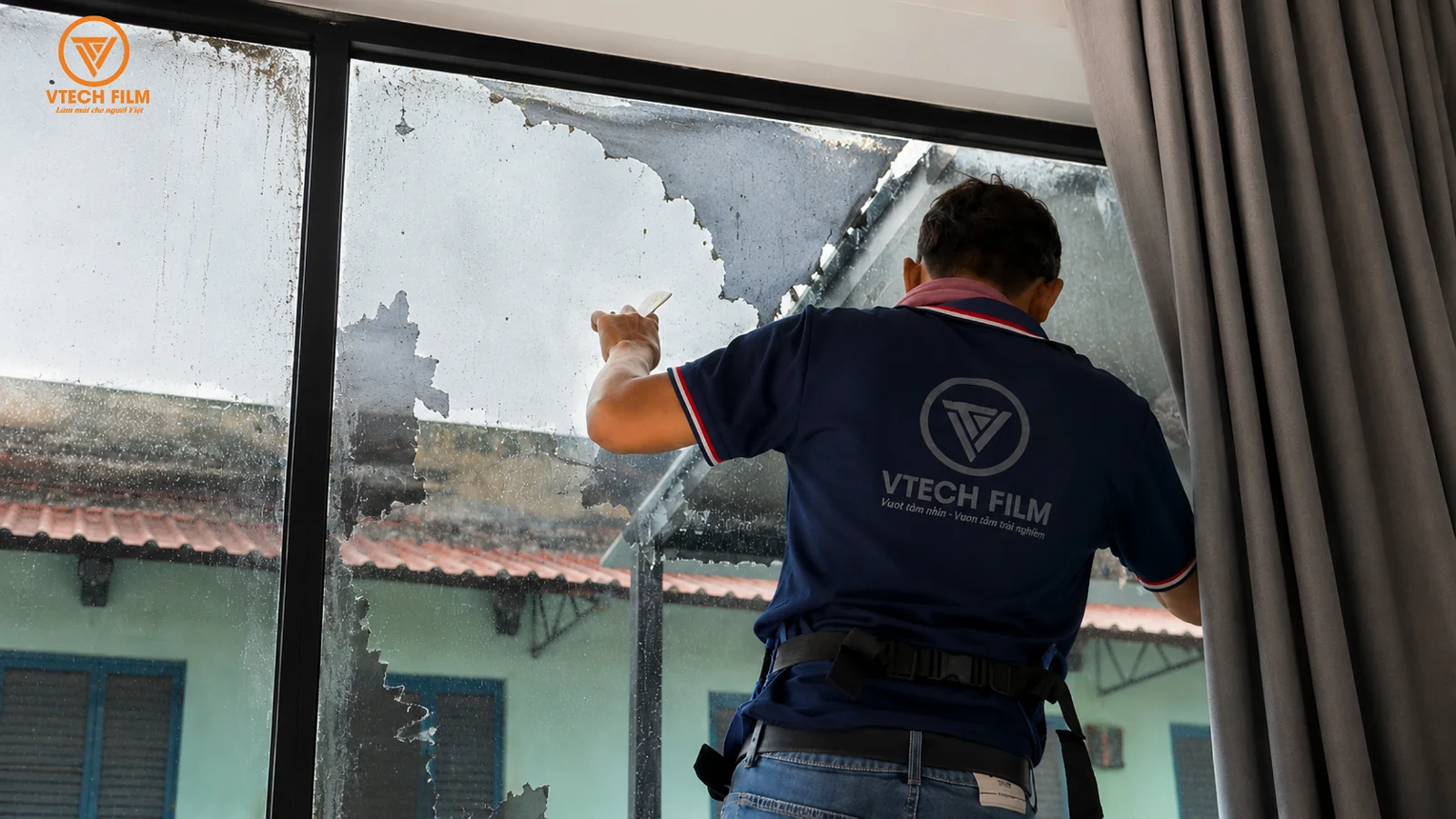 Kỹ thuật viên đánh giá tình trạng phim trước khi sửa.