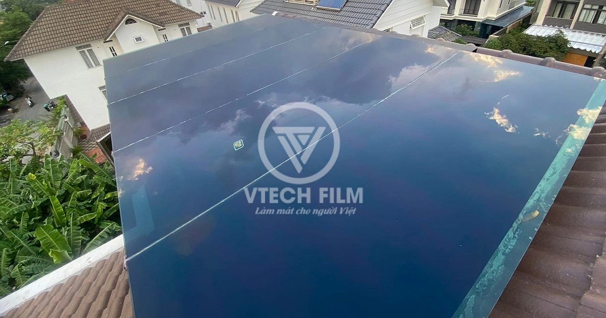 Dán phim cách nhiệt giếng trời cho hệ thống mái kính nhà ở, bề mặt kính sau thi công phản chiếu cảnh quan xung quanh