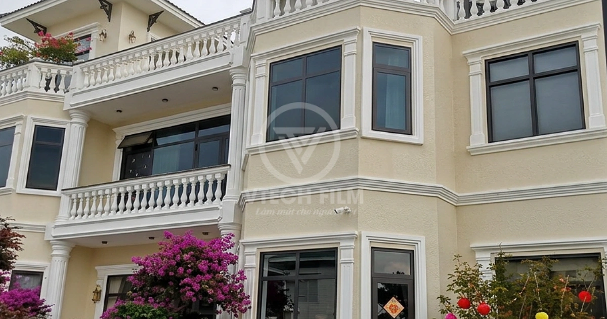 Cận cảnh mặt kính biệt thự sau khi hoàn thiện.