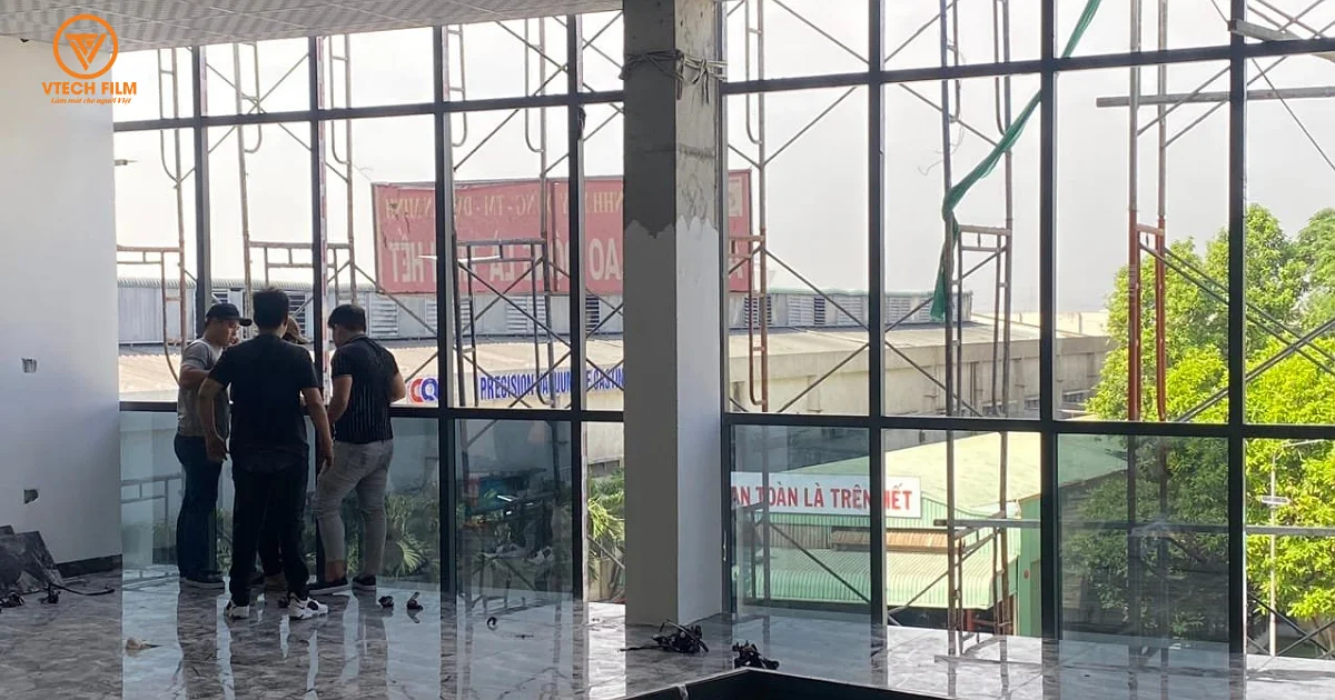Quy trình thi công bài bản giúp đảm bảo chất lượng công trình dán phim cách nhiệt công ty.