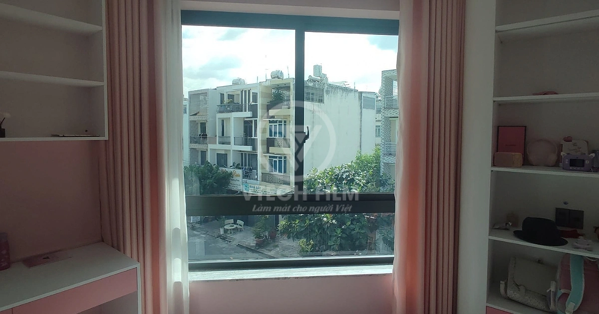 Bề mặt kính biệt thự sau khi dán mã phim VT7091
