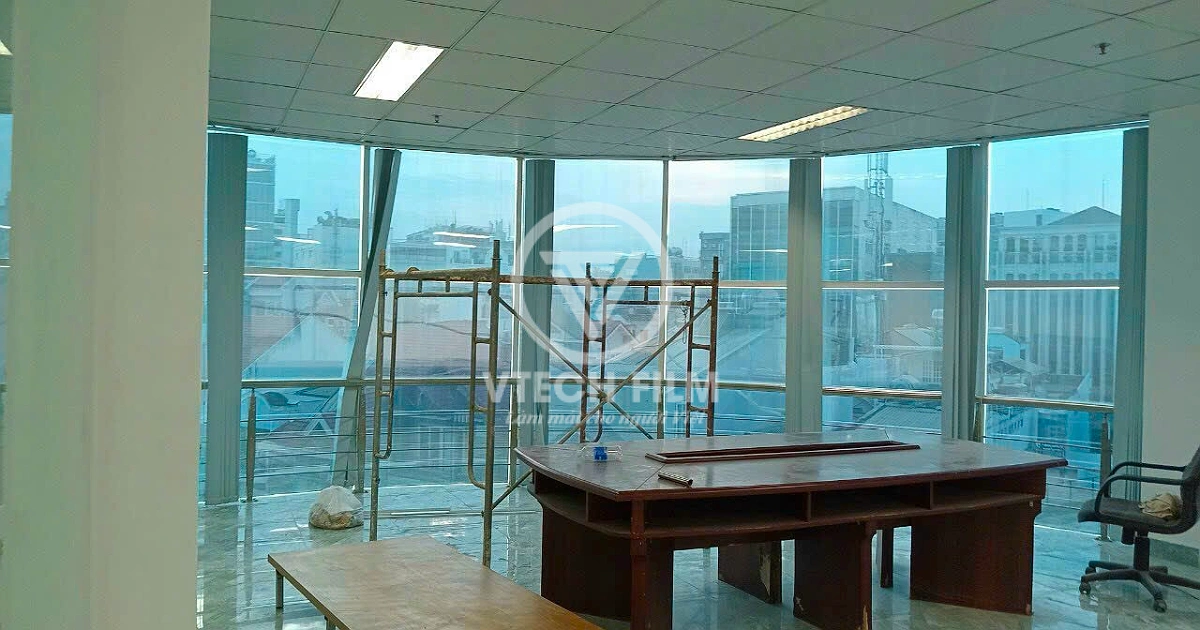 Không gian văn phòng CTY CP ACC 245 với hệ thống kính lớn và giàn giáo thi công