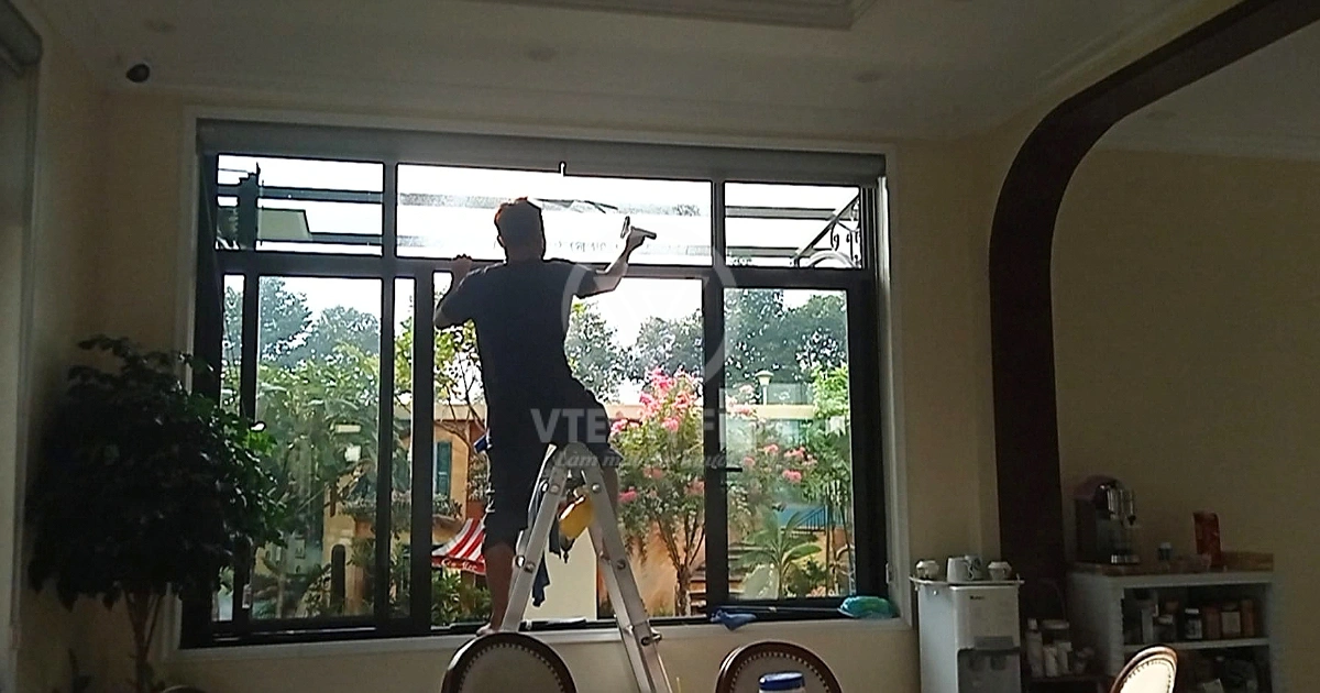 Vệ sinh và xử lý bề mặt kính trước khi dán.