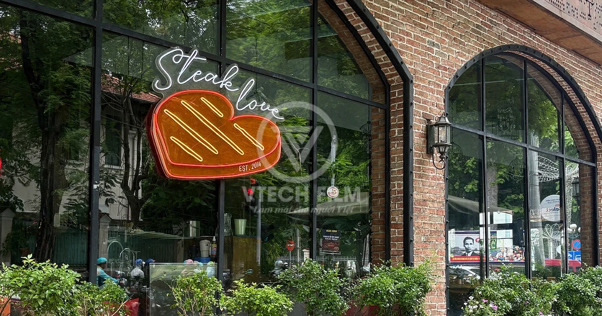 Mặt tiền kính nhà hàng Steak Love sau khi dán phim cách nhiệt nhà hàng