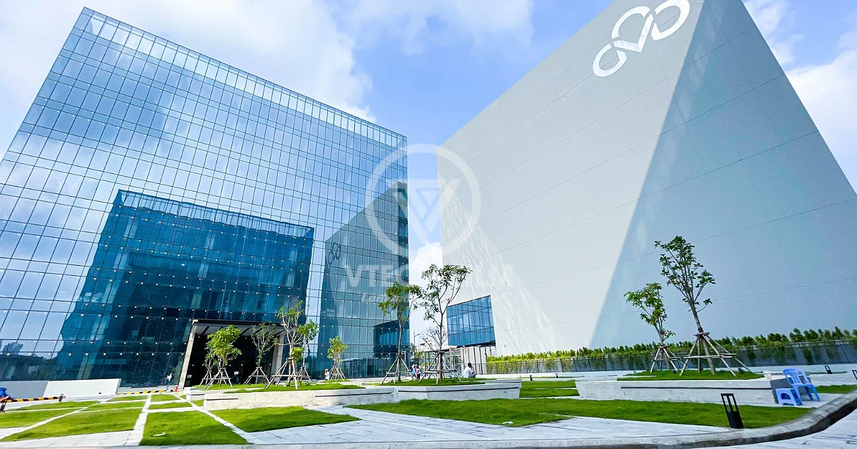Khối nhà kính của CMC Creative Space nhìn từ sân trong sau khi thi công