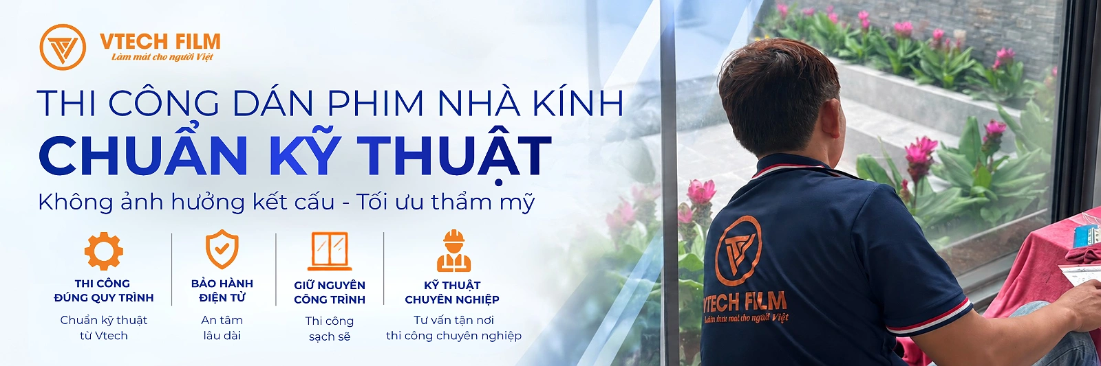 Kỹ thuật viên VTECH FILM thi công phim cách nhiệt nhà kính tại TP.HCM, dán kính chống nóng đúng kỹ thuật.