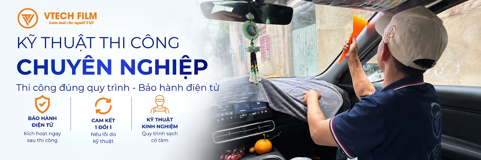 Kỹ thuật viên VTECH FILM thi công phim cách nhiệt ô tô chuyên nghiệp tại TP.HCM, dán kính chống nóng Nano Ceramic.