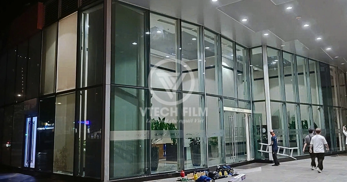 Đội ngũ kỹ thuật VTECH FILM thi công phim cách nhiệt Nano Ceramic VT7091 trên mặt dựng kính An Gia Building.