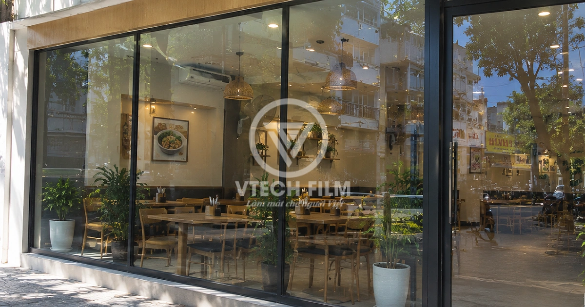 Vách kính nhà hàng dán phim Nano Ceramic Vtech Film vẫn giữ ánh sáng tự nhiên, tạo cảm giác mát mẻ hơn.