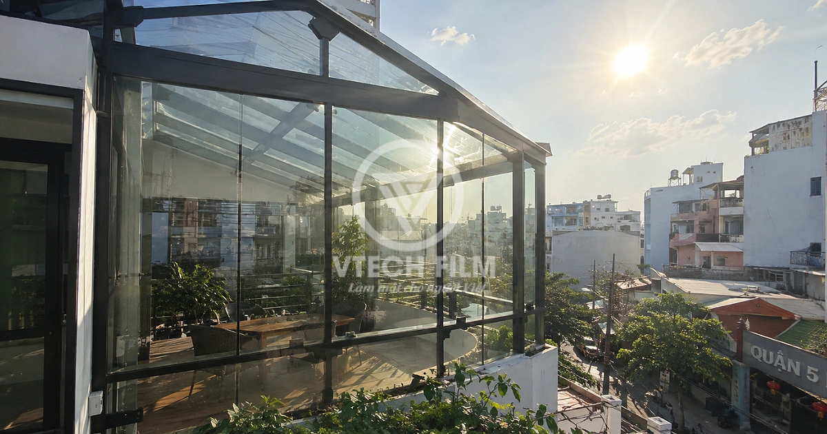 Không gian nhà kính tầng thượng bị nắng chiếu vào buổi chiều gây cảm giác khó chịu.