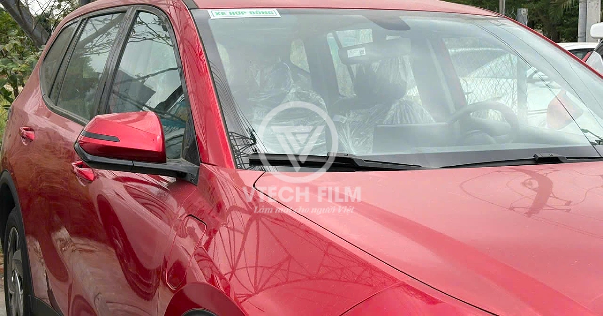 Xe hơi đậu ngoài trời nắng ở quận 5, nhiệt xuyên qua kính lái khi chưa dán phim cách nhiệt ô tô